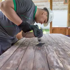 Naprawa chwiejącego się krzesła DIY: Przywróć mu stabilność!