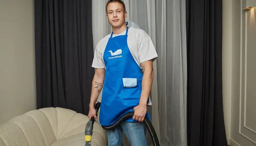 Jak wyczyścić kanapę? Domowe i profesjonalne metody krok po kroku