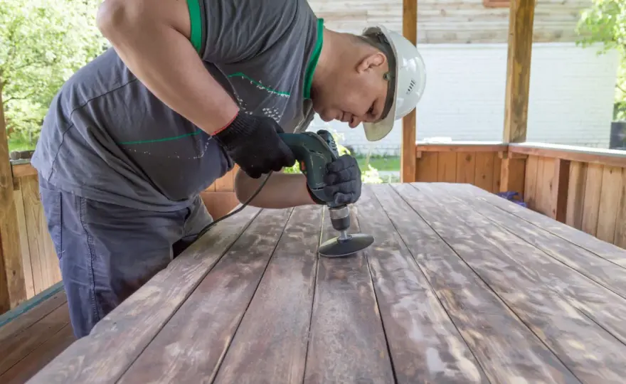 Naprawa chwiejącego się krzesła DIY: Przywróć mu stabilność!