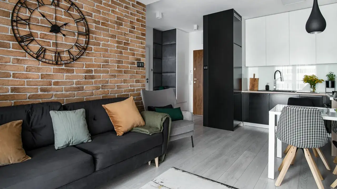 lamele drewniane nad kanapą sztukateria lustro salon