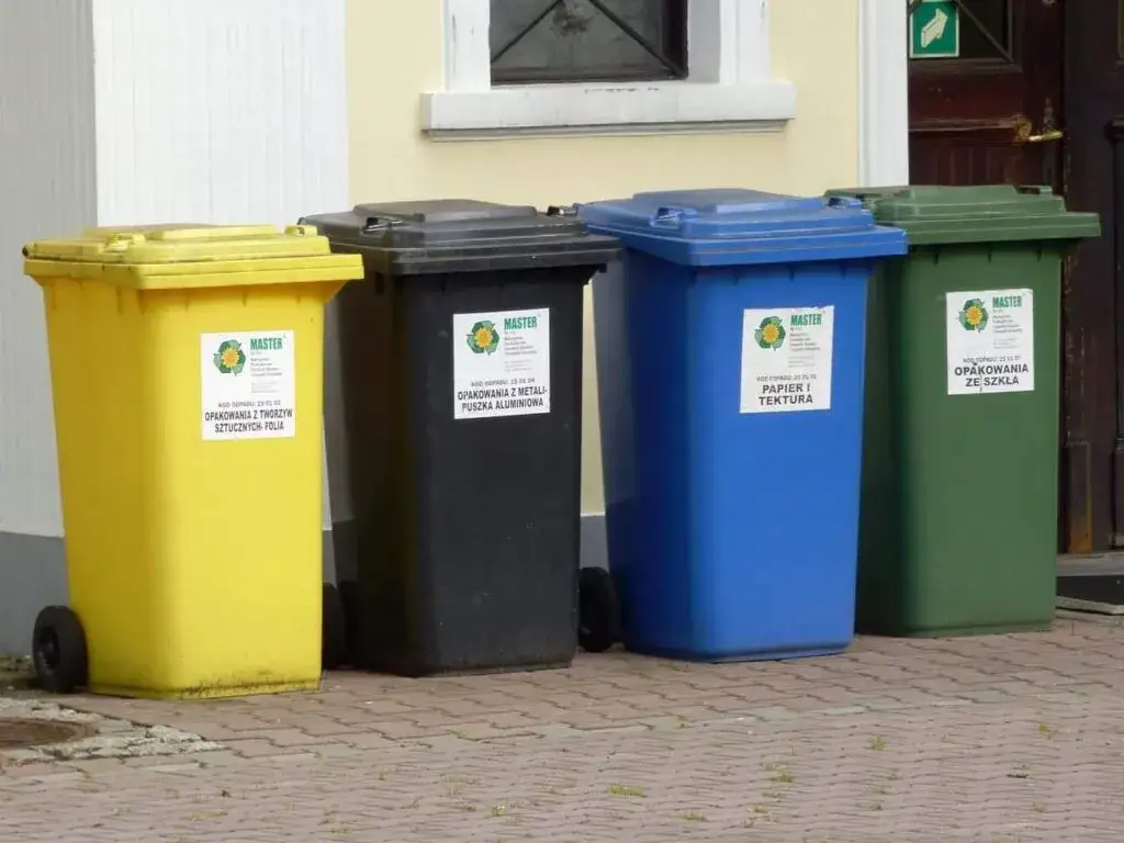 nieprawidłowe wyrzucanie mebli plastikowych do śmietnika