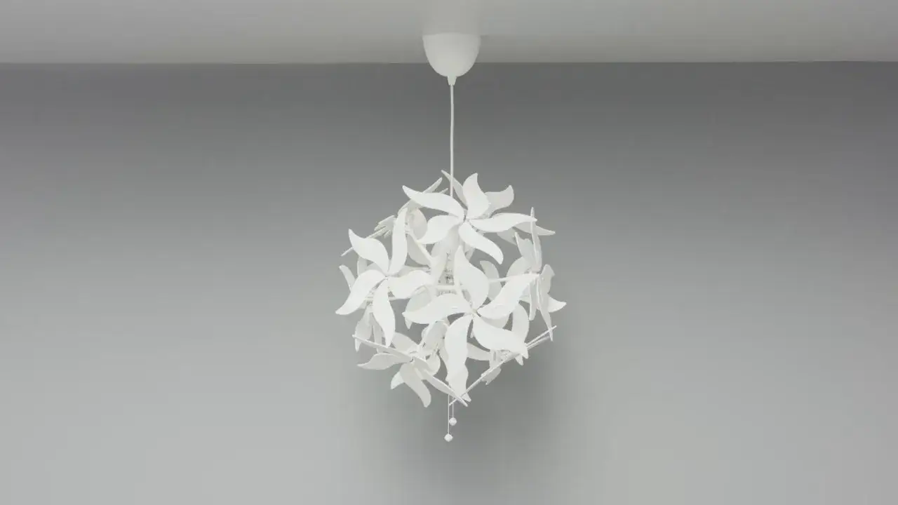 nowoczesne plafony do małego pokoju, ażurowe lampy wiszące, żyrandole z przezroczystymi kloszami