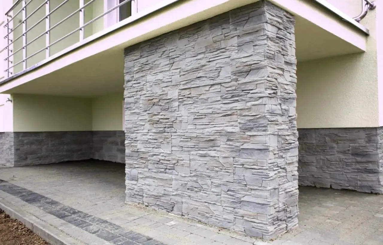Rodzaje kamienia dekoracyjnego wewnętrznego gipsowy betonowy naturalny