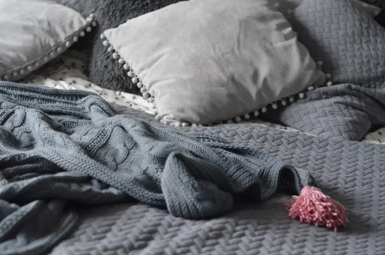 Poduszki z chwostami i pomponami DIY